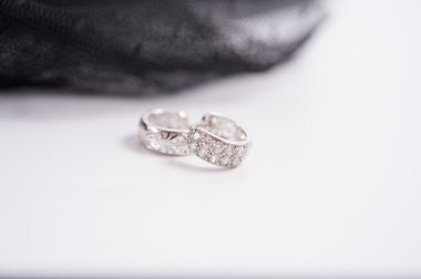 bir çift kristal küpeler