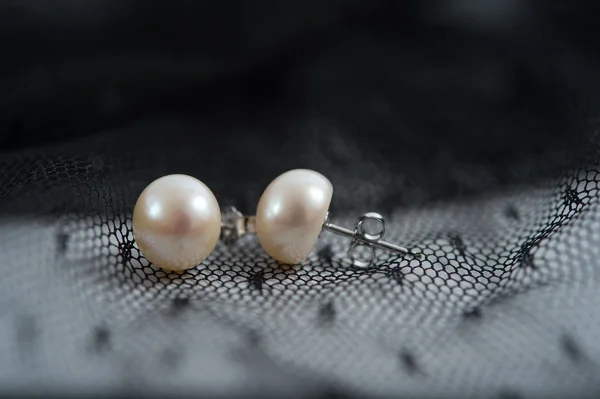 bir çift inci küpe