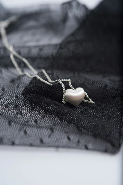 The silver heart-shaped necklace — Stock Photo, Image