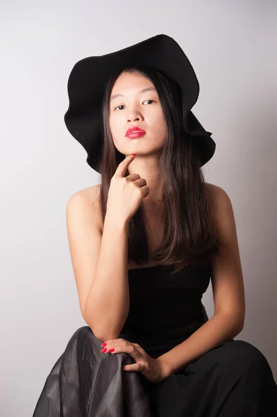 En vacker kvinna med svart hatt — Stockfoto