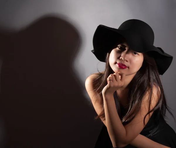 Piękna kobieta z czarny kapelusz — Zdjęcie stockowe