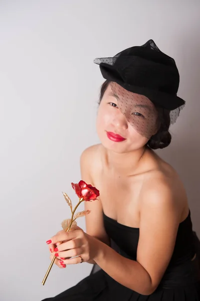 En vacker kvinna med svart hatt — Stockfoto