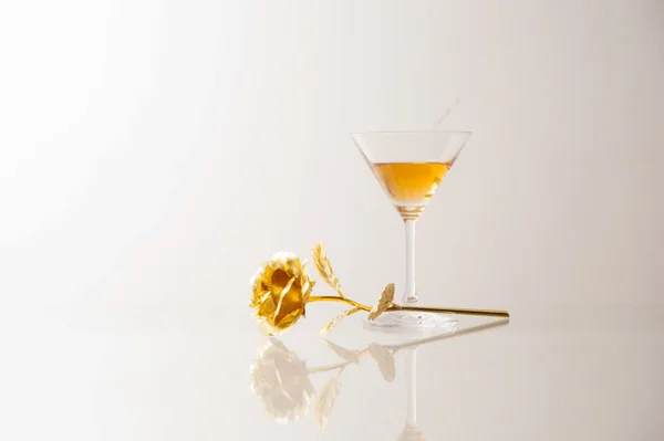 Золотиста троянда з коктейлем — стокове фото