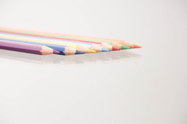 Bir dizi renkli kalemler