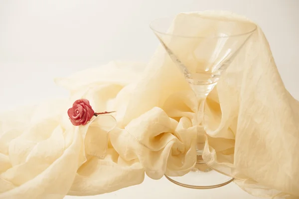 Коктейльний келих з трояндою — стокове фото