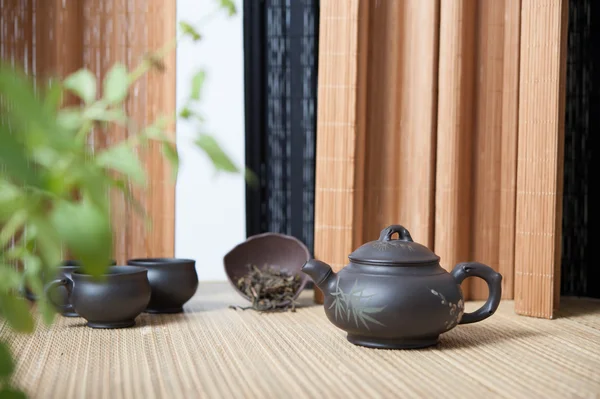 Набор чая из красной посуды — стоковое фото