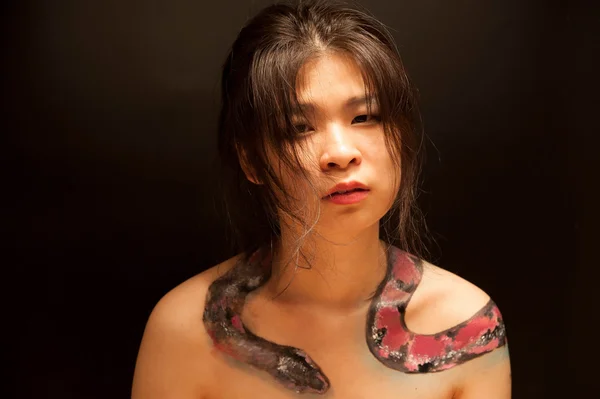 Ładna kobieta z obraz węża — Zdjęcie stockowe