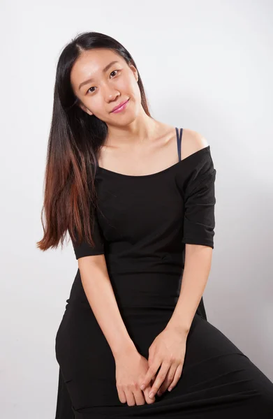 Mooi meisje in zwart jurk — Stockfoto
