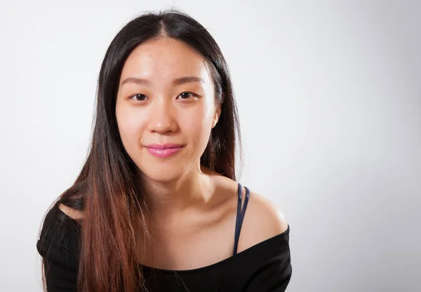 Siyah elbiseli güzel kız.