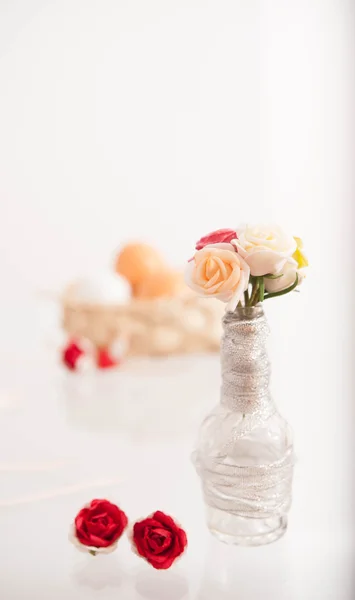 Tojás és váza, Rózsa — Stock Fotó
