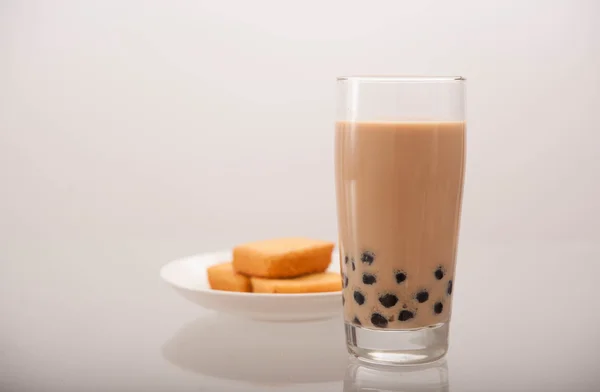 inci kabarcık çay ananas pasta ile