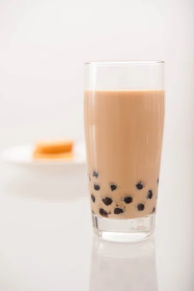 inci kabarcık çay ananas pasta ile