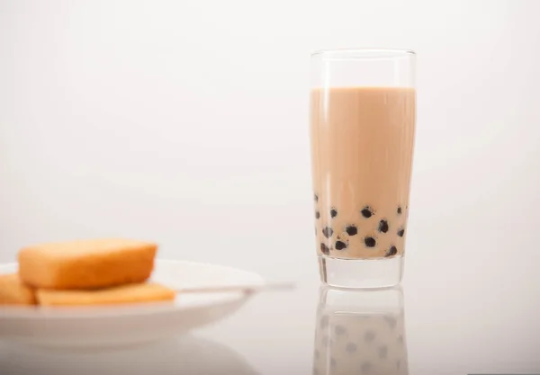 inci kabarcık çay ananas pasta ile