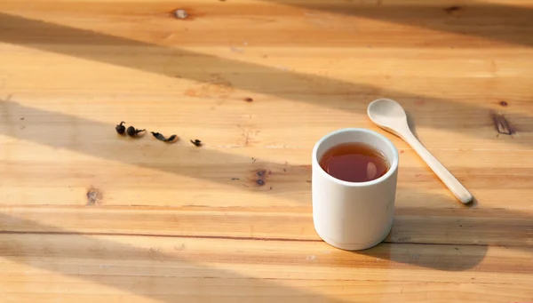 Jedną filiżankę herbaty i jedna łyżka — Zdjęcie stockowe