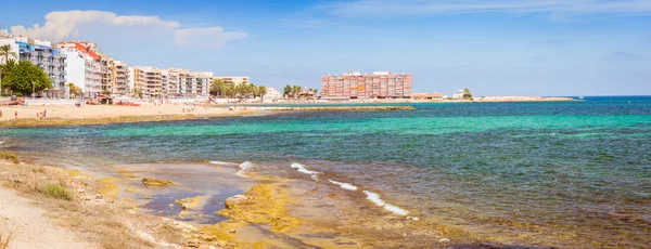 Soleada playa mediterránea, los turistas se relajan en la arena — Foto de Stock