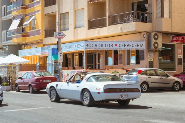 在阳光街，瓦伦西亚，Valencia 的白色现代跑车 — 图库照片