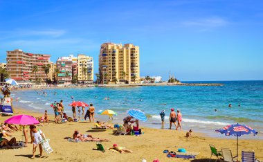 Güneşli Akdeniz sahil turistler üzerinde kum, insanlar yıkanmak rahatla. 