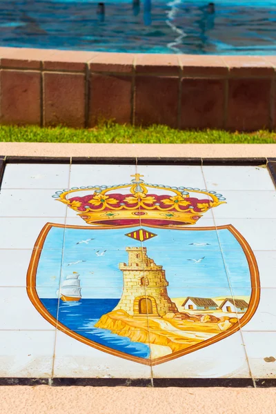 Torrevieja Hiszpania Września 2014 Godło Państwowe Miasta Przedstawiony Białe Płytki — Zdjęcie stockowe