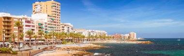 Güneşli Akdeniz plajı, Turistler deniz o sıcak kıyısında dinlenmek
