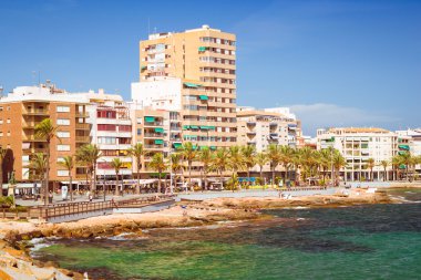 Güneşli Akdeniz plajı, Turistler denizin sıcak kıyısında dinlenmek
