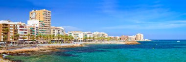 Güneşli Akdeniz plajı, Turistler deniz o sıcak kıyısında dinlenmek
