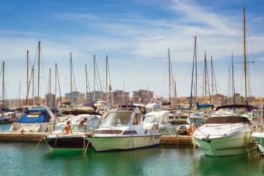 Puerto deportivo Marina Salinas. Sevimli kız bikini yıkama yat 