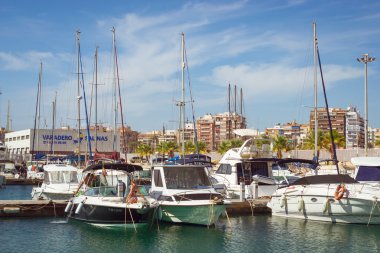 Puerto deportivo Marina Salinas. Sevimli kız bikini yıkama yat 