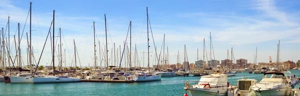 Puerto deportivo Marina Salinas. Yachter och båtar i Marina — Stockfoto