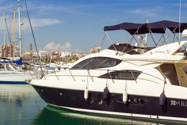 Puerto deportivo Marina Salinas. Yat ve tekne Marina