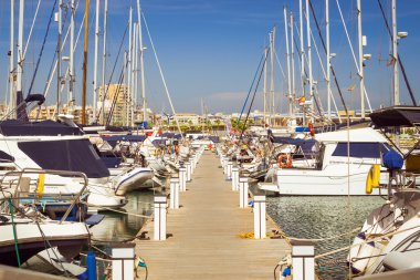 Torrevieja, İspanya - 13 Eylül 2014: Puerto deportivo Marina Salinas. Yat ve tekne Park Marina Torrevieja içinde yerleştirin. Piers merkezinde tatil beldesi ile defne. Valencia, İspanya