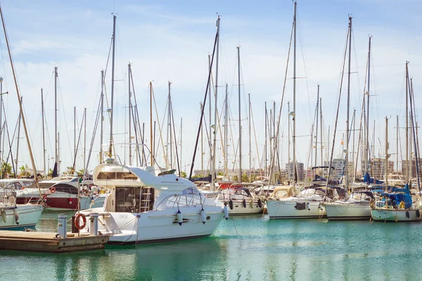 Puerto deportivo Marina Salinas. Yachter och båtar i Marina — Stockfoto