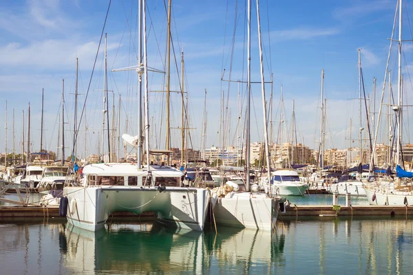 Puerto deportivo Marina Salinas. Yates y lanchas en Marina —  Fotos de Stock