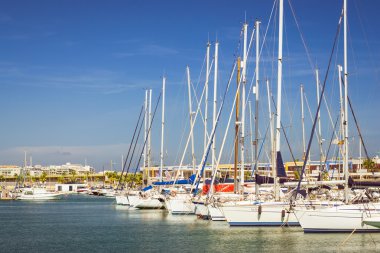Torrevieja, İspanya - 13 Eylül 2014: Puerto deportivo Marina Salinas. Yat ve tekne Park Marina Torrevieja içinde yerleştirin. Piers merkezinde tatil beldesi ile defne. Valencia, İspanya