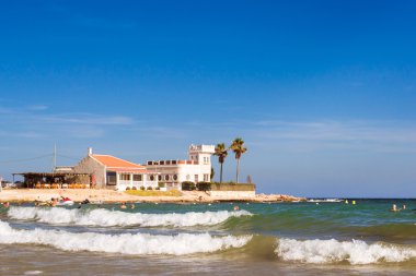 Güneşli Akdeniz sahil turistler dalga, Torrevieja rahatla.