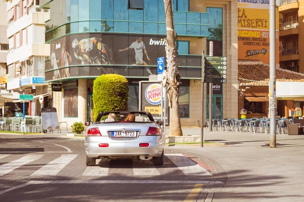 Chrysler Sebring moderno coupe-cabriolet unidade na rua ensolarada — Fotografia de Stock