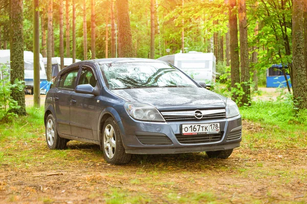 Voiture Opel Astra H garée dans le camping. Hamina, Finlande, Suomi — Photo