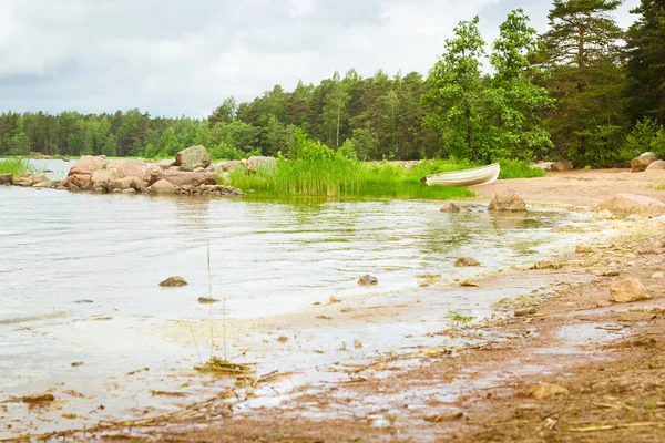 Witte boot op zanderige oever. Hamina camping, Finland, Suomi — Stockfoto