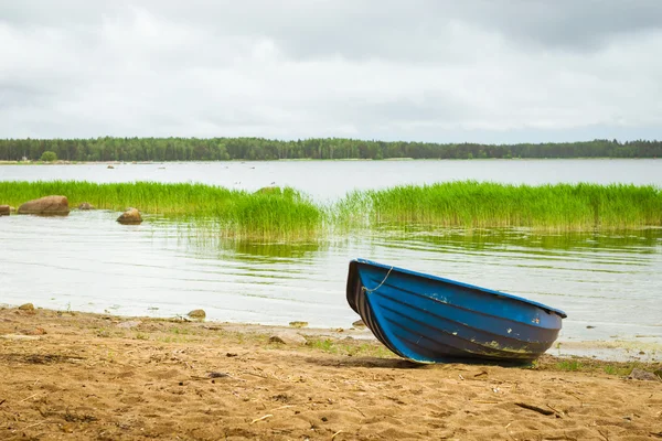 Blauw boot op zanderige oever. Hamina camping, Finland, Suomi — Stockfoto