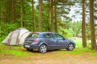 Araba Opel Astra H Kamp yerinde Park. Hamina, Finlandiya, Suomi