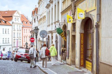 Bölge Mala Strana Prag'ın tarihi kent turistler yürüyüş