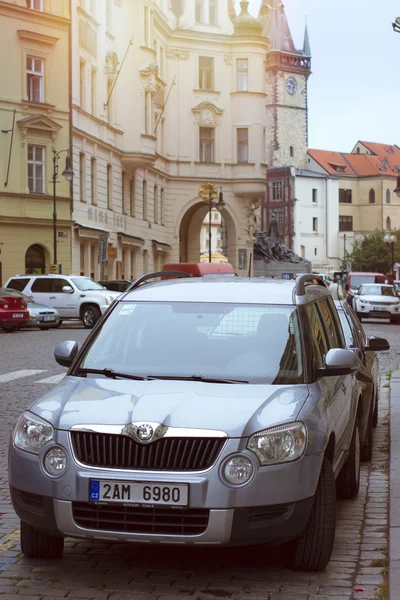 Moderno coche Skoda, Plaza de la Ciudad Vieja de Praga —  Fotos de Stock