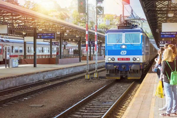 O trem de passageiros parte da principal estação ferroviária de Praga para Kutna Hora — Fotografia de Stock