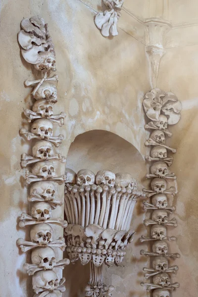 セドレツ Kostnice の納骨堂には、約 50,000 人、その骨されて配置するフォーム装飾のチャペルのスケルトンが含まれています。クトナー ・ ホラ — ストック写真