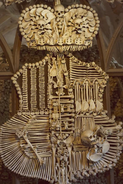 Beinhaus in sedlec kostnice enthalten Skelette über 50.000 Menschen, deren Knochen angeordnet wurden, um Dekorationen für die Kapelle zu bilden. kutna hora — Stockfoto