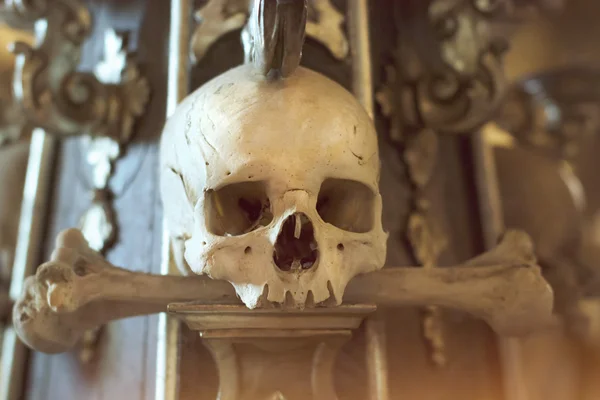 Osario en Sedlec Kostnice contienen esqueletos de unas 50.000 personas, cuyos huesos han sido arreglados para formar decoraciones para la capilla. Kutna Hora — Foto de Stock