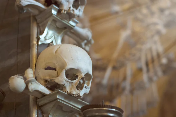 Ossuarium van Sedlec Kostnice bevatten skeletten over 50.000 mensen, wiens botten is gerangschikt naar vorm decoraties voor kapel. Kutna Hora — Stockfoto