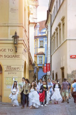 Asya düğün gelinler ve mamülleri Prag'da eski şehir