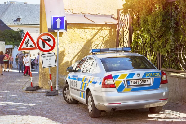 Voiture de police de la marque Skoda dans la charmante rue aux vieilles hauses à Kutna Hora — Photo