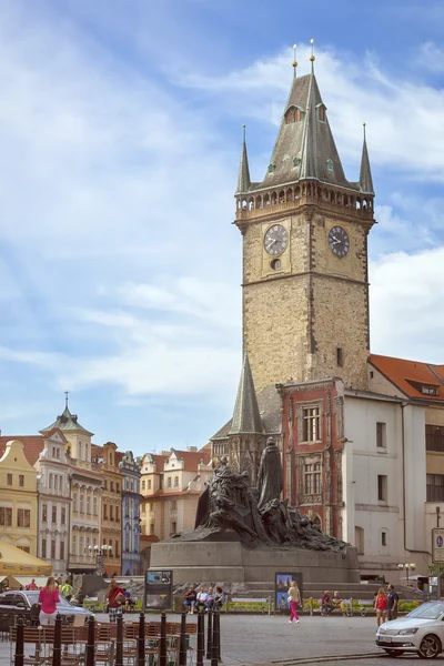 Staroměstské náměstí, stará radnice (Staroměstské náměstí) a pomník mistra Jana Husa — Stock fotografie