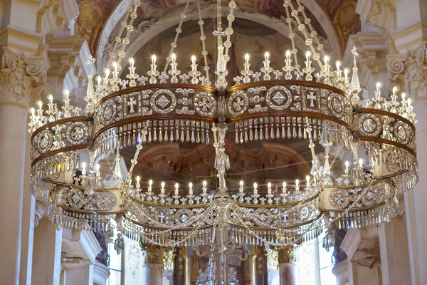 Lustre de cristal com velas na Catedral de São Nicolau — Fotografia de Stock